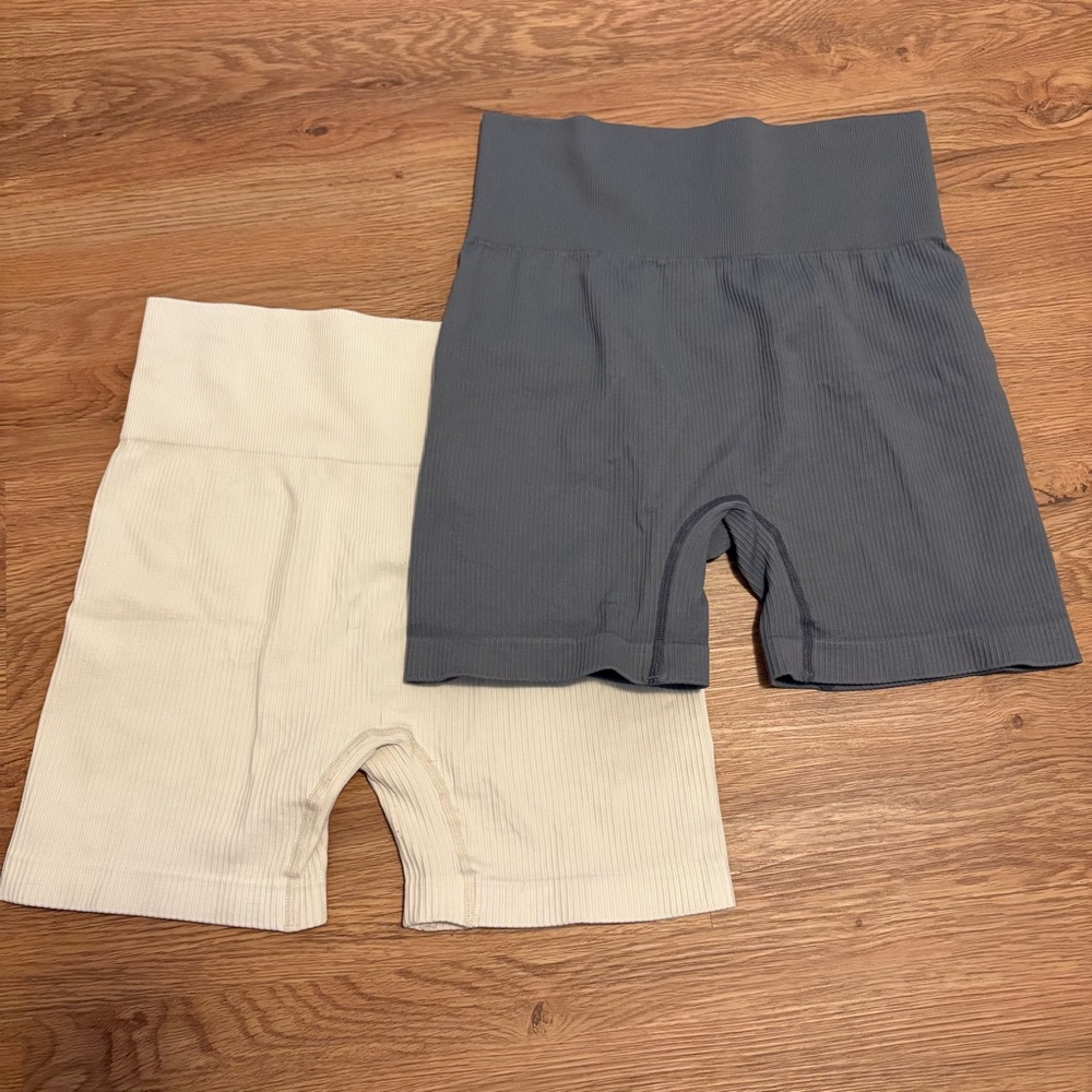LOT OF 2: Seamless Gray and Cream Ribbed Biker Shorts Set